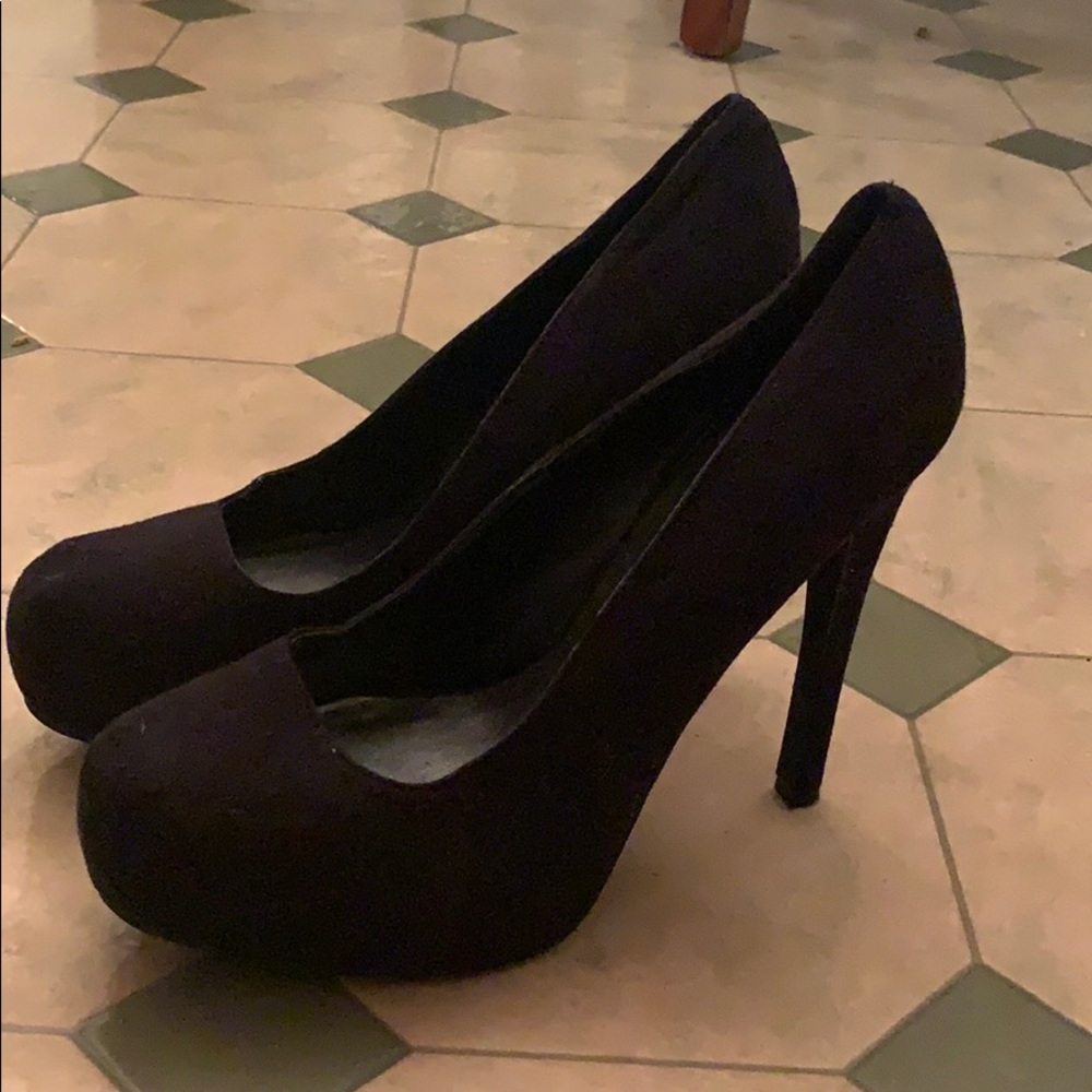 Black pumps